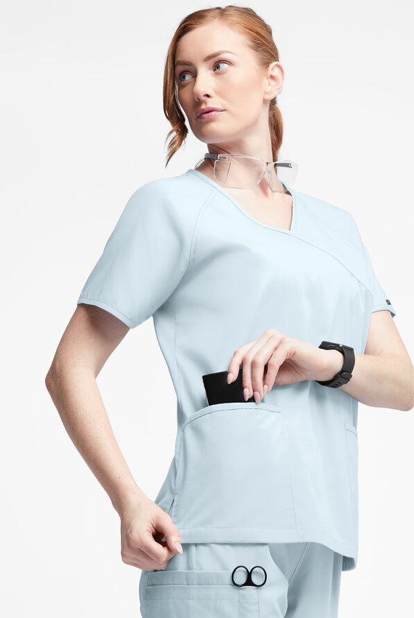 Blusa médica Butter-Soft Originals estilo cruzado con mangas raglán y 3 bolsillos para mujer - Morning Dew - 2