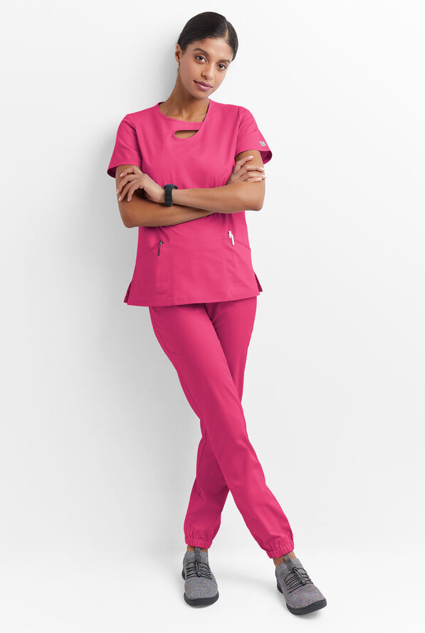 Blusa m&eacute;dica Butter-Soft STRETCH con cuello asim&eacute;trico tipo ojo de cerradura y 2 bolsillos para mujer - Fuchsia - 4