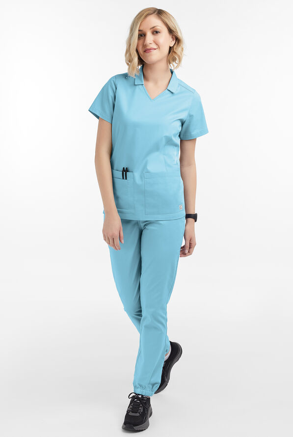 Blusa médica manga corta UA Butter-Soft STRETCH con 3 bolsillos y paneles de tejido para mujer - Poolside View - 2