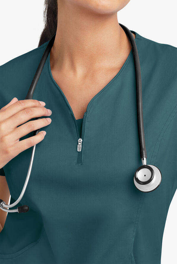 Blusa m&eacute;dica UA Butter-Soft STRETCH con cremallera en el cuello curvo y 4 bolsillos para mujer - Caribbean Blue - 5