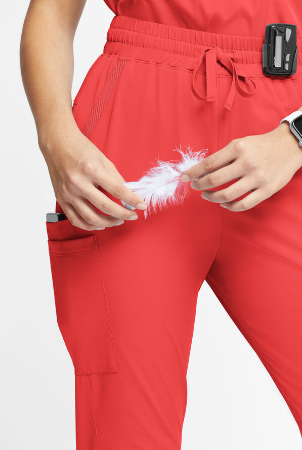 Pantalón médico WhisperLite Calla Petite estilo cargo con pierna fruncida y 6 bolsillos para mujer - Radiant Red - 4