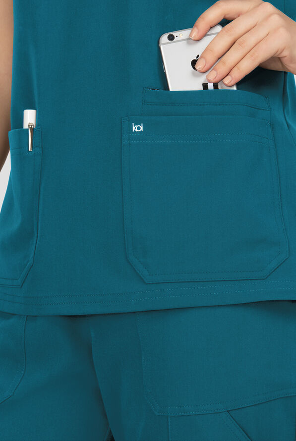 Blusa m&eacute;dica Koi Next Gen Hustle and Hear con cuello en V y 3 bolsillos para mujer - Caribbean Blue - 3