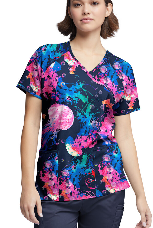 Blusa médica estampada Happy Scrubs Serenity Voyage Navy estilo cruzado con mangas raglán y 3 bolsillos para mujer - null - 2
