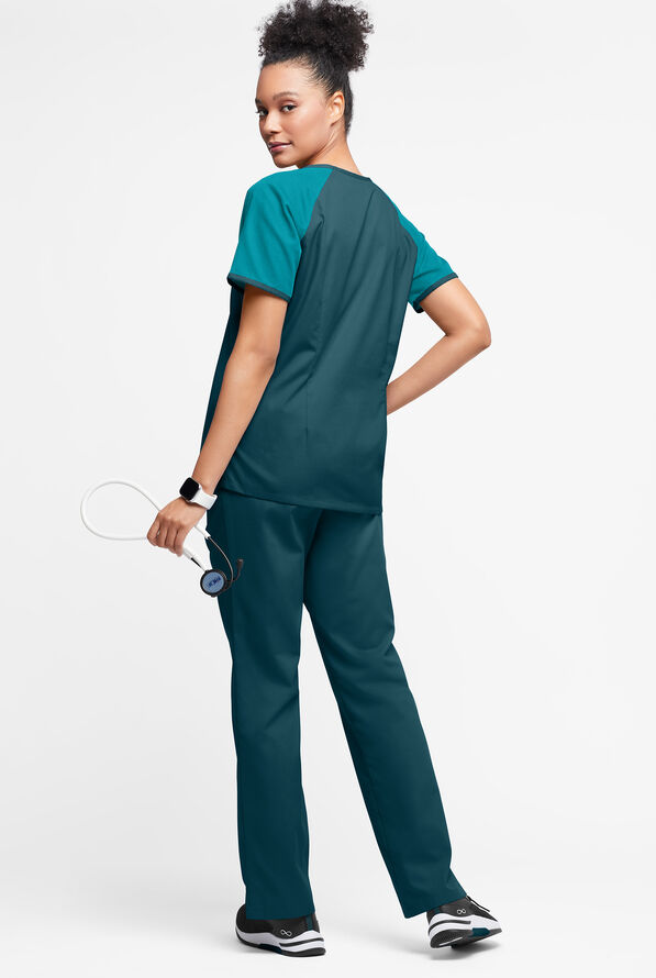 Blusa m&eacute;dica Butter-Soft Originals Tri-Colorblock con cuello ojo de cerradura y 3 bolsillos para mujer - Caribbean Blue/Teal/Pewter - 4