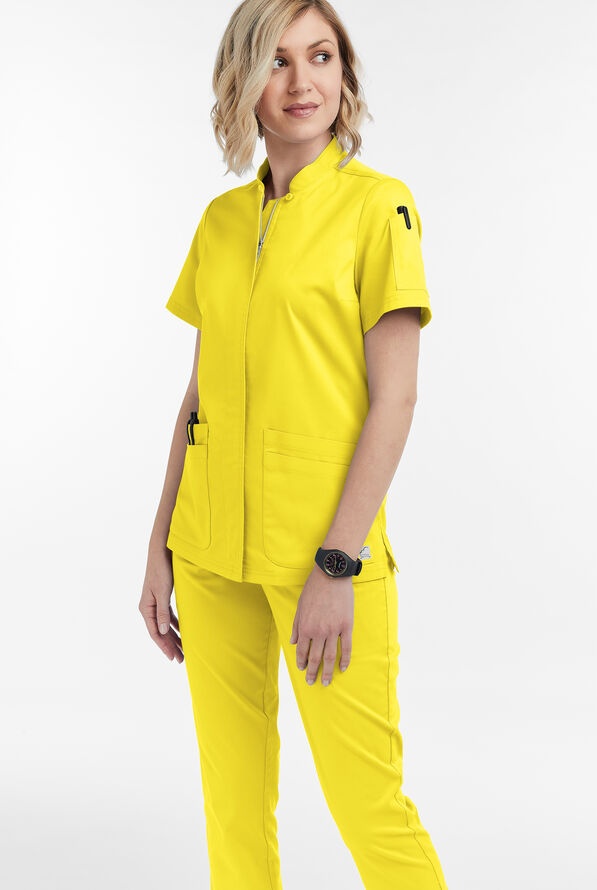 Blusa m&eacute;dica UA Butter-Soft STRETCH con cremallera y 6 bolsillos para mujer - Bright Daffodil - 2