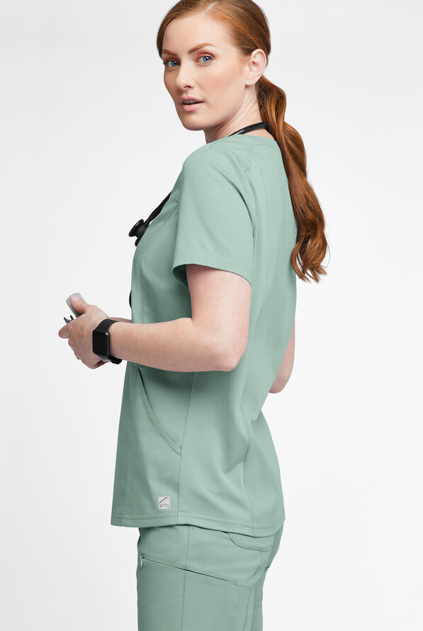 Blusa m&eacute;dica UA Butter-Soft STRETCH con detalle tejido y 3 bolsillos para mujer - Eucalyptus Leaf - 2