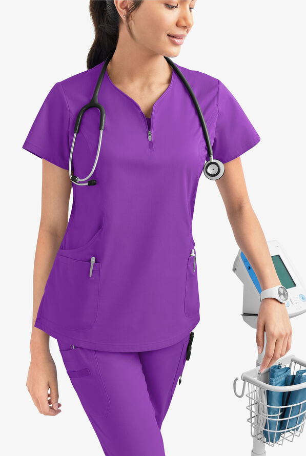 Blusa m&eacute;dica UA Butter-Soft STRETCH con cremallera en el cuello curvo y 4 bolsillos para mujer - Wild Plum - 6