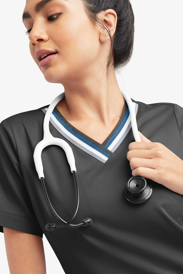 Blusa m&eacute;dica UA Butter-Soft STRETCH con cuello en V con ribete deportivo y 5 bolsillos para mujer - Black - 5