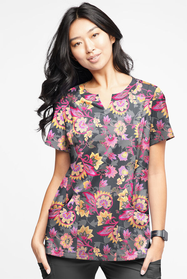 Blusa médica estampada UA Butter-Soft STRETCH Jacobean Spring Pewter con cuello con muesca y 4 bolsillos para mujer - null - 2
