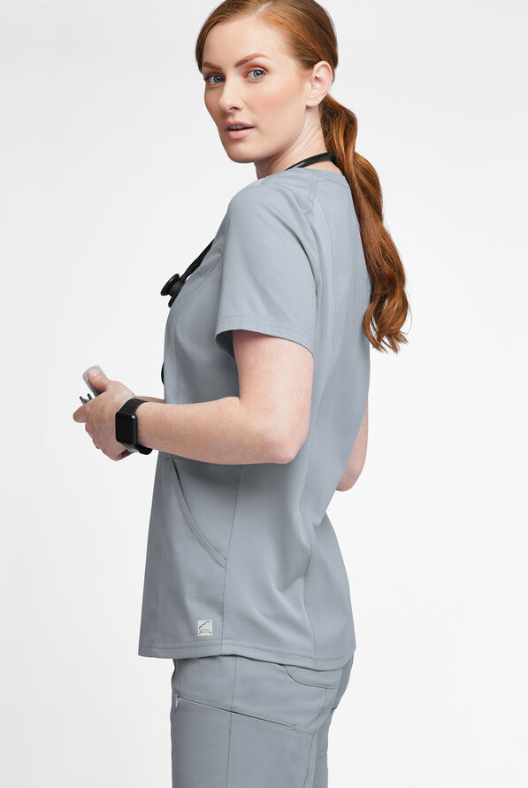 Blusa m&eacute;dica UA Butter-Soft STRETCH con detalle tejido y 3 bolsillos para mujer - Silver - 2
