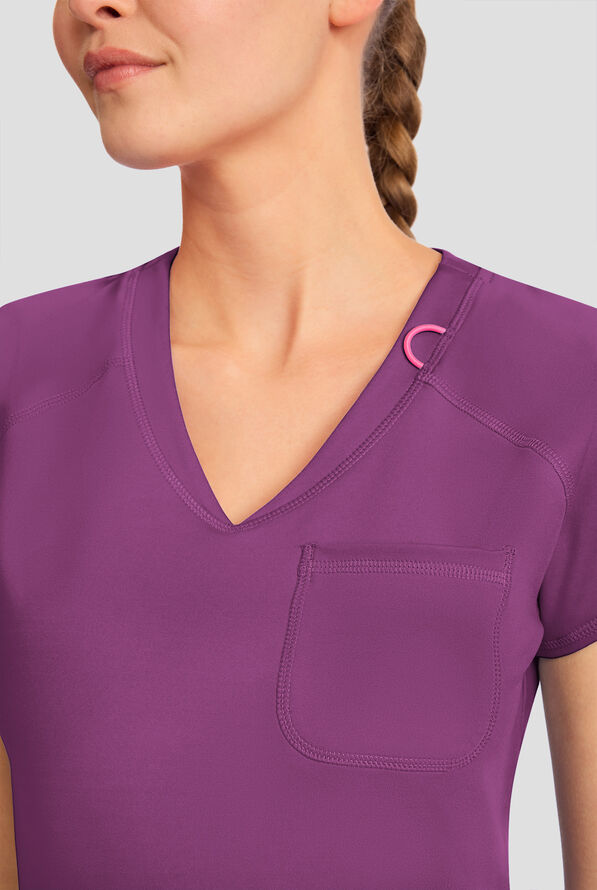 Blusa m&eacute;dica Med Couture Amp Knit STRETCH con cuello en V y 3 bolsillos para mujer - Plum Royale - 3
