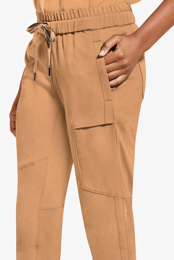 Pantal&oacute;n m&eacute;dico Healing Hands 360 Naya STRETCH estilo jogger con cord&oacute;n y 6 bolsillos para mujer - Caramel Caf&eacute; - 2