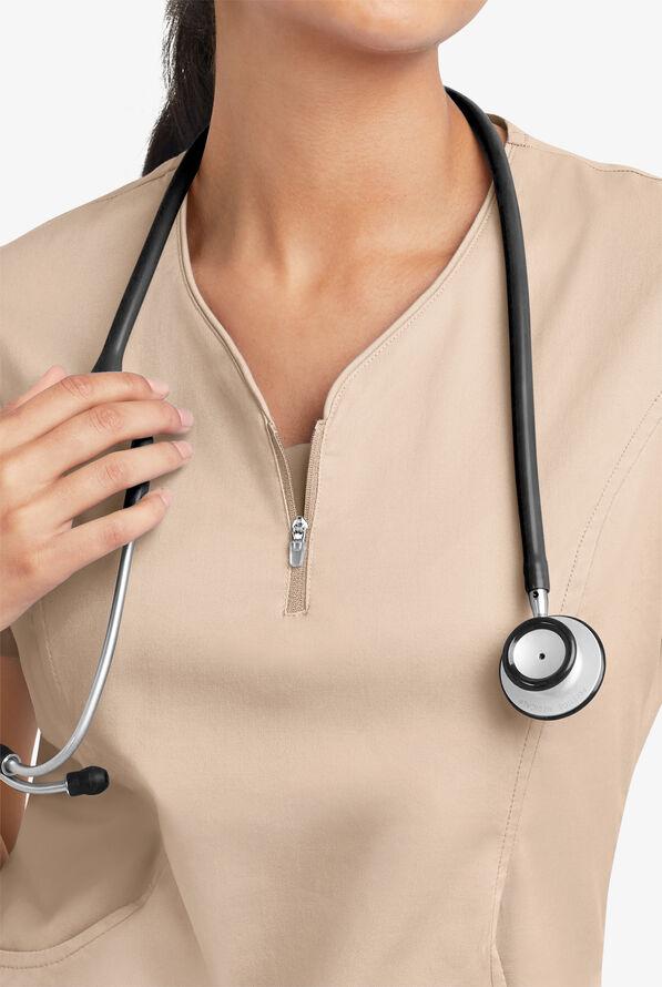 Blusa m&eacute;dica UA Butter-Soft STRETCH con cremallera en el cuello curvo y 4 bolsillos para mujer - Iced Latte - 5