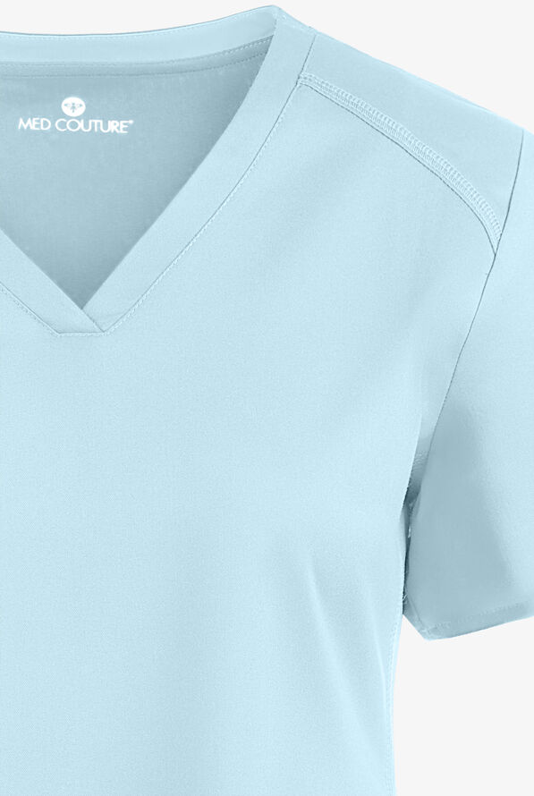 Blusa m&eacute;dica Med Couture Touch STRETCH con cuello en V, paneles laterales acanalados, fald&oacute;n camisero y 3 bolsillos para mujer - Periwinkle - 4