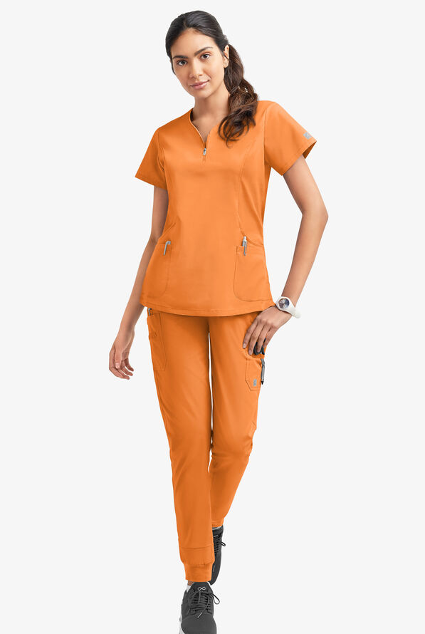 Blusa m&eacute;dica UA Butter-Soft STRETCH con cremallera en el cuello curvo y 4 bolsillos para mujer - Apricot Crush - 2