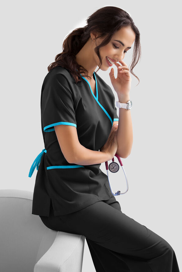 Blusa m&eacute;dica Butter-Soft Core by UA&trade; estilo cruzado con 2 bolsillos para mujer - Black/Turquoise - 2