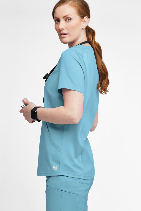 Blusa m&eacute;dica UA Butter-Soft STRETCH con detalle tejido y 3 bolsillos para mujer - Poolside View - 2