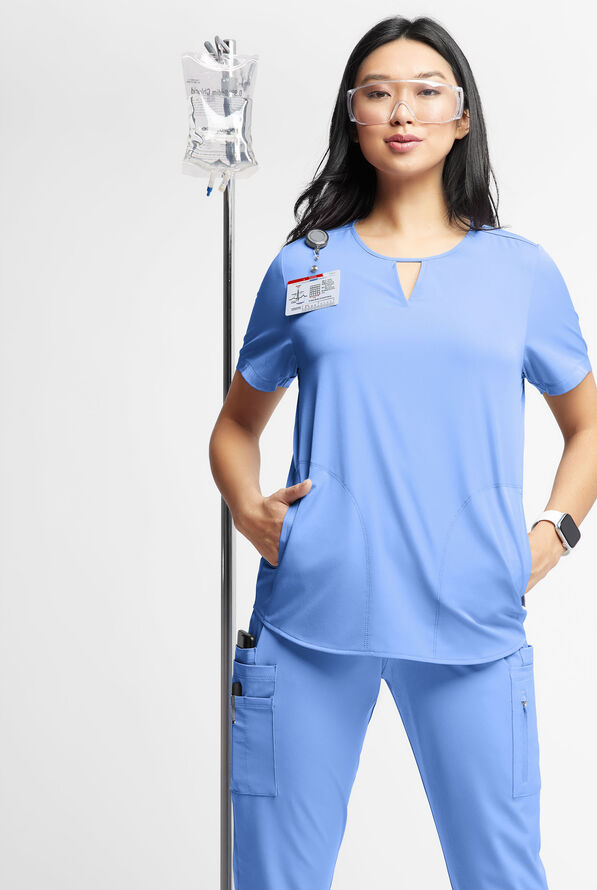 Blusa médica WhisperLite Alba con cuello con muesca y 3 bolsillos para mujer - Ceil Blue - 4