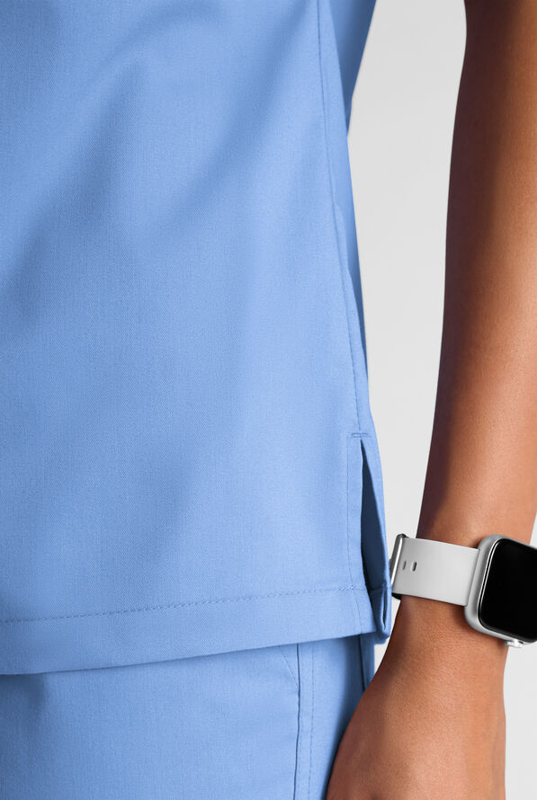 Blusa m&eacute;dica Butter-Soft STRETCH con cuello en V y 2 bolsillos para mujer - Ceil Blue - 5