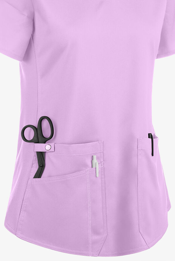 Blusa m&eacute;dica Med Couture Touch STRETCH con cuello en V, paneles laterales acanalados, fald&oacute;n camisero y 3 bolsillos para mujer - Lilac - 3