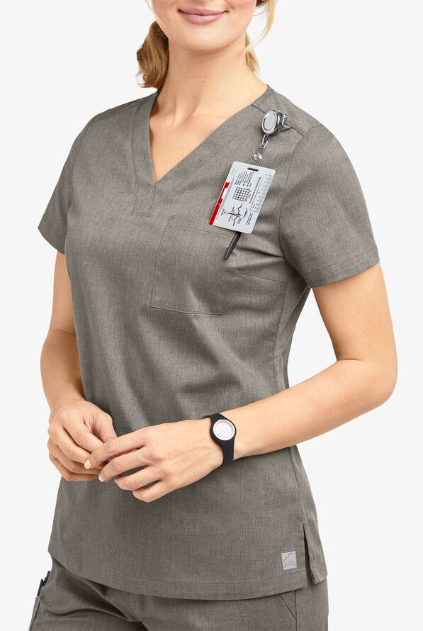 Blusa m&eacute;dica Butter-Soft STRETCH con cuello en V y 2 bolsillos para mujer - Heather Grey - 3