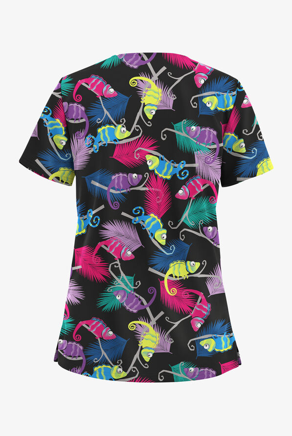 Blusa médica estampada Butter-Soft STRETCH Chameleon Adventure con cuello en V y 2 bolsillos para mujer - null - 2