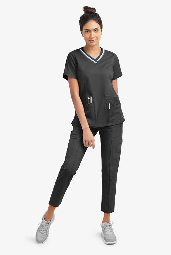 Blusa médica UA Butter-Soft STRETCH con cuello en V con ribete deportivo y 5 bolsillos para mujer - Black - 2