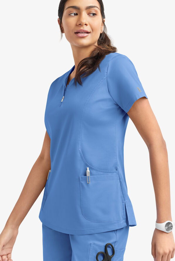 Blusa m&eacute;dica UA Butter-Soft STRETCH con cremallera en el cuello curvo y 4 bolsillos para mujer - Ceil Blue - 3