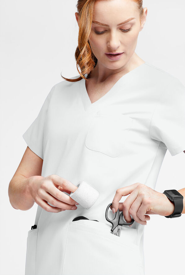 Blusa m&eacute;dica Butter-Soft Originals con cuello en V curvo y 7 bolsillos para mujer - White - 4