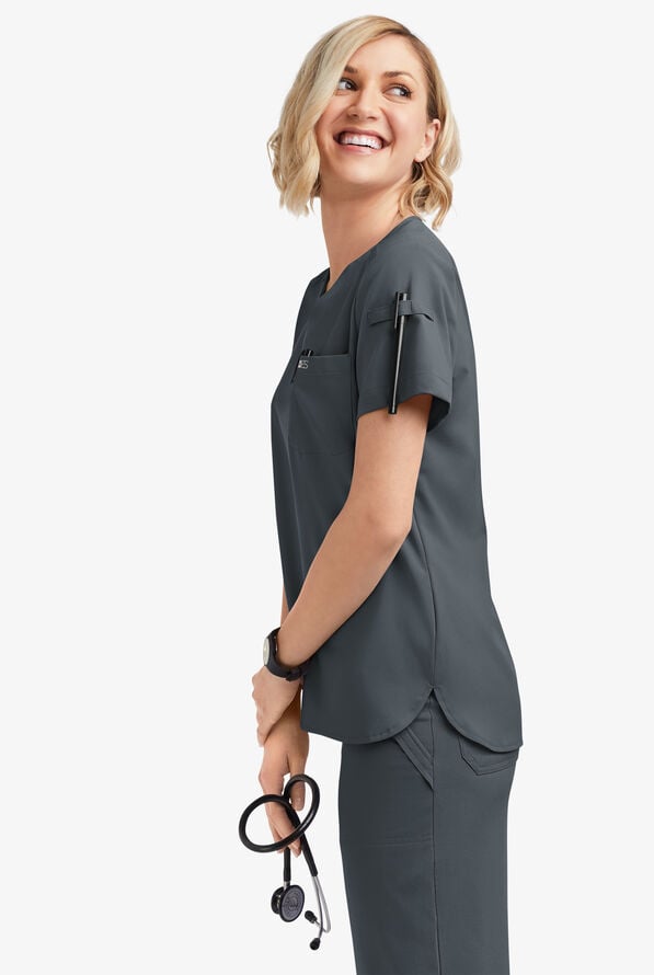 Blusa médica Easy STRETCH Nikki con cuello festoneado y 1 bolsillo para mujer - Pewter - 2