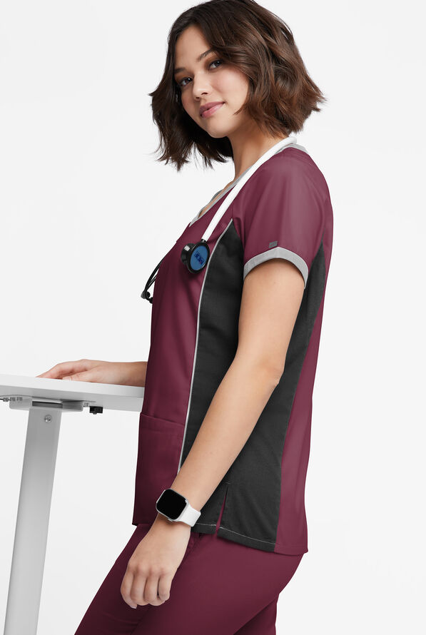 Blusa médica Butter-Soft Originals Tri-Colorblock con cuello en V y 4 bolsillos para mujer - Wine/Black/Silver - 3