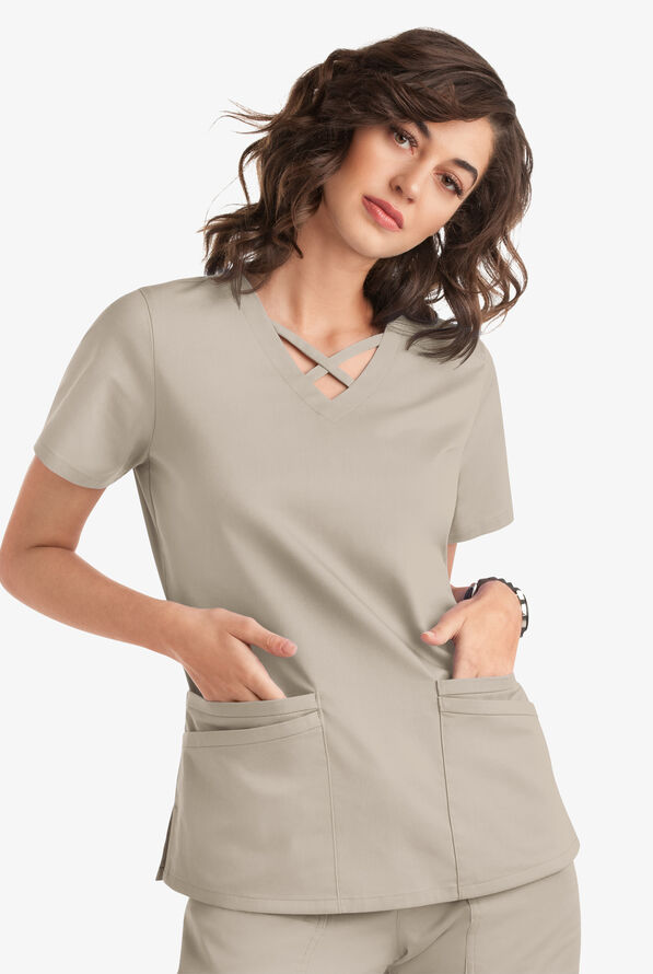 Blusa m&eacute;dica UA Butter-Soft STRETCH con lazos entrecruzados y 4 bolsillos para mujer - Warm Sand - 5