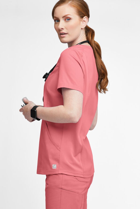 Blusa m&eacute;dica UA Butter-Soft STRETCH con detalle tejido y 3 bolsillos para mujer - Guava Fizz - 2