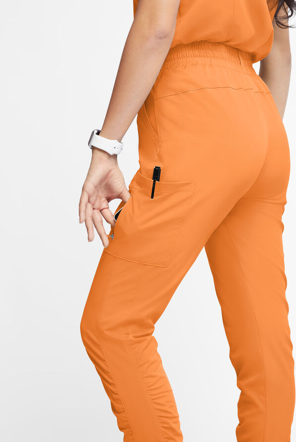 Pantalón médico WhisperLite Calla Petite estilo cargo con pierna fruncida y 6 bolsillos para mujer - Apricot Crush - 3