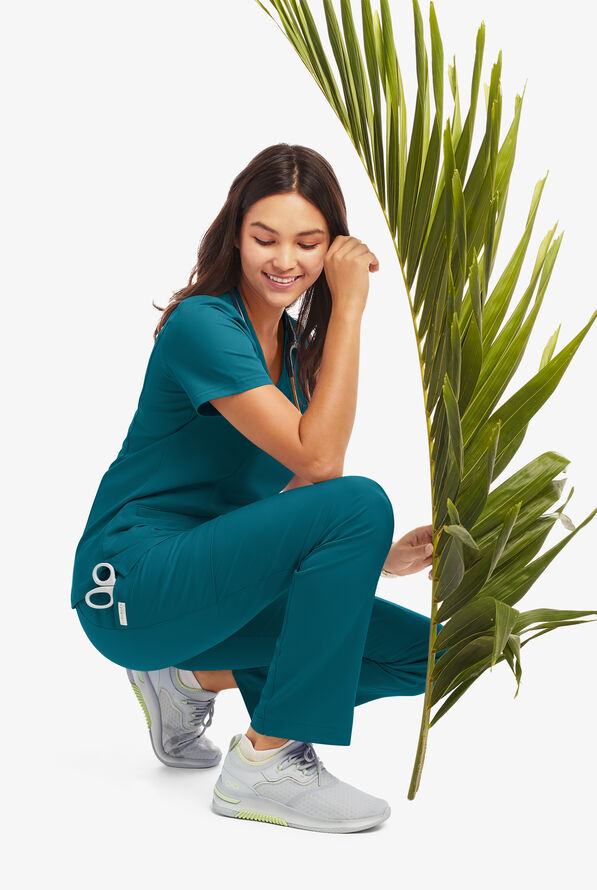 Pantal&oacute;n m&eacute;dico ReSurge by Butter-Soft Petite estilo yoga con 6 bolsillos para mujer **Ligeramente IRREGULAR** - Caribbean Blue - 8