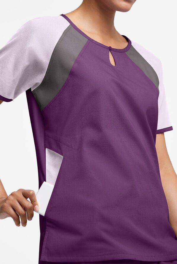 Blusa médica Butter-Soft Originals Tri-Colorblock con cuello ojo de cerradura y 3 bolsillos para mujer - Eggplant/Orchid Petal/Greystone - 2