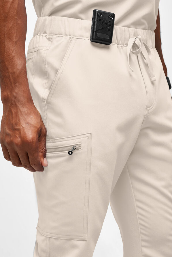 Pantal&oacute;n m&eacute;dico Movement by Butter-Soft STRETCH estilo cargo con 8 bolsillos para hombre - Khaki Shale - 3