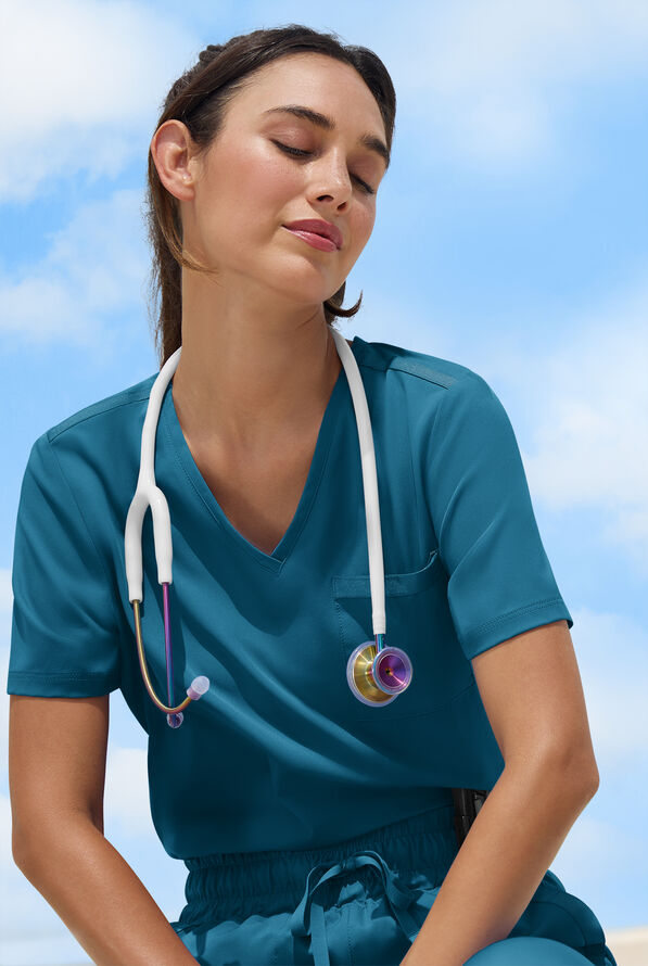 Blusa médica WhisperLite Zora Stretch con cuello en V y 2 bolsillos para mujer - Dynasty Green - 6