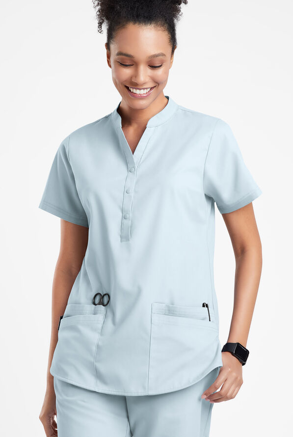 Blusa médica Butter-Soft Originals con cuello mao y 6 bolsillos para mujer - Morning Dew - 2