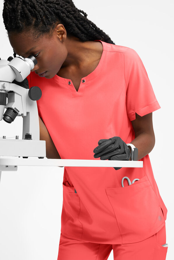 Blusa m&eacute;dica Easy STRETCH Amber con cuello con muesca y 4 bolsillos para mujer - Radiant Red - 5