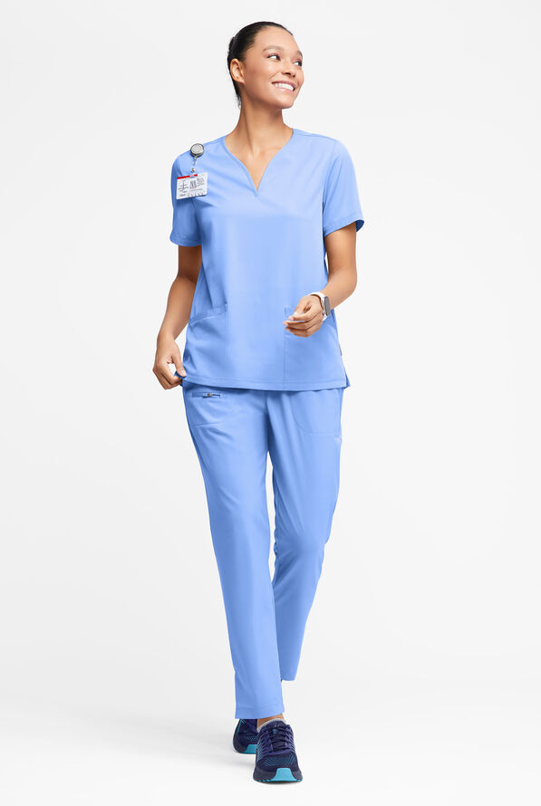 Blusa médica WhisperLite Dahlia Stretch con cuello con muesca y 4 bolsillos para mujer - Ceil Blue - 3