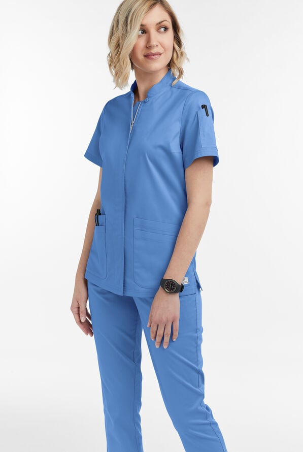 Blusa m&eacute;dica UA Butter-Soft STRETCH con cremallera y 6 bolsillos para mujer - Ceil Blue - 2