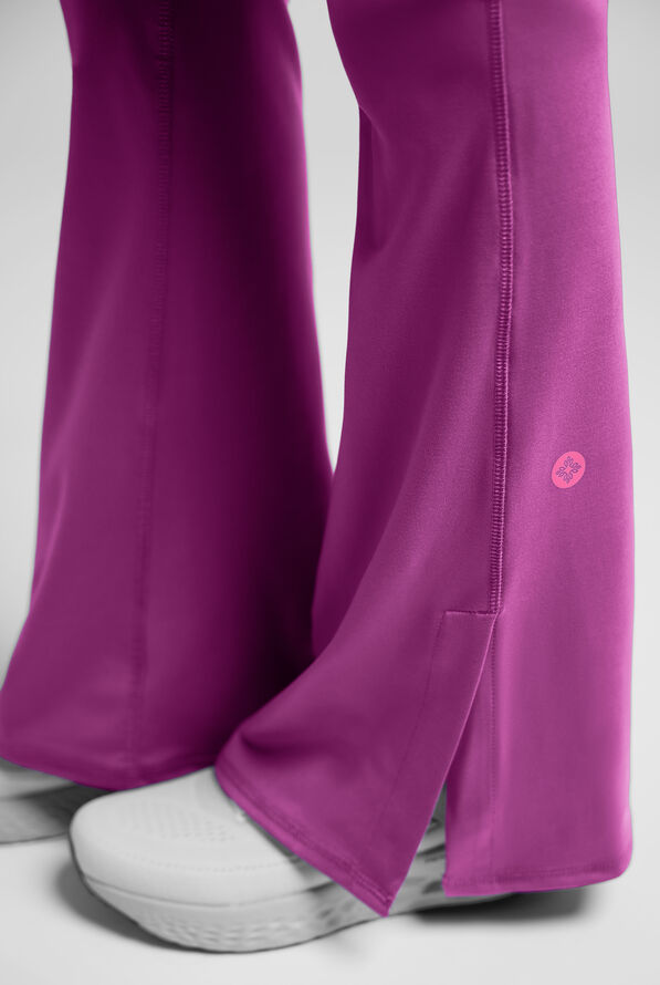 Pantal&oacute;n m&eacute;dico Med Couture Amp Knit STRETCH Petite estilo yoga con piernas acampanadas y 5 bolsillos para mujer - Plum Royale - 9