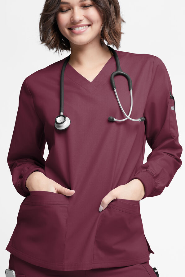 Blusa médica manga larga Butter-Soft Originals con cuello en V curvo y 7 bolsillos para mujer - Wine - 2