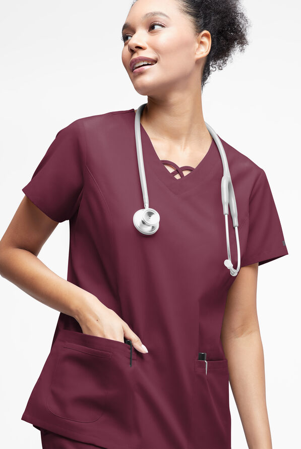 Blusa médica Butter-Soft Originals con cuello entrecruzado y 3 bolsillos para mujer - Wine - 2