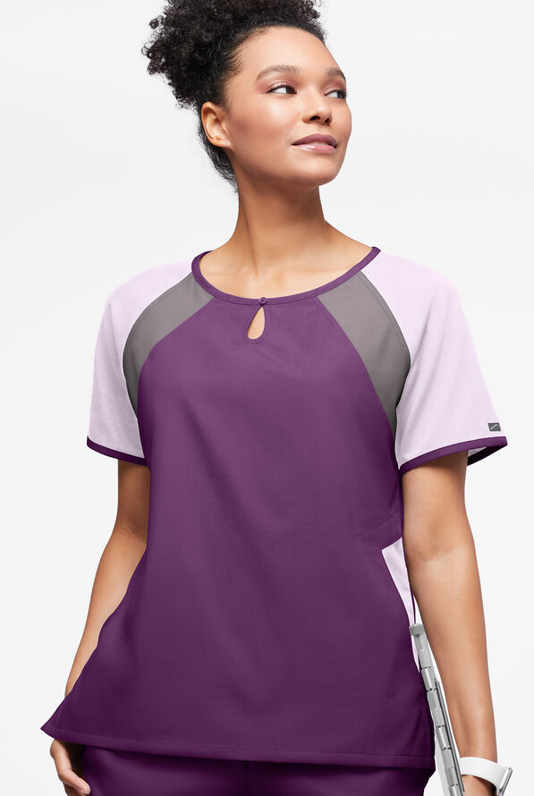 Blusa m&eacute;dica Butter-Soft Originals Tri-Colorblock con cuello ojo de cerradura y 3 bolsillos para mujer - Eggplant/Orchid Petal/Greystone - 3