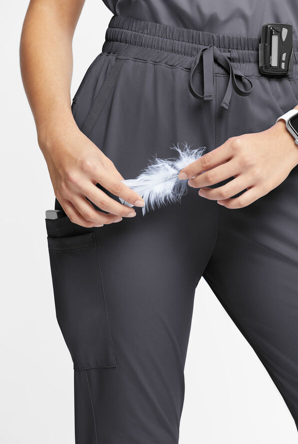 Pantalón médico WhisperLite Calla Petite estilo cargo con pierna fruncida y 6 bolsillos para mujer - Pewter - 4