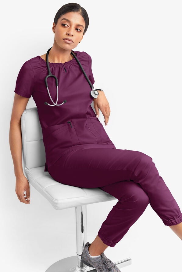 Blusa m&eacute;dica UA Butter-Soft STRETCH estilo campesina con mangas cortas y 6 bolsillos para mujer - Wine - 6