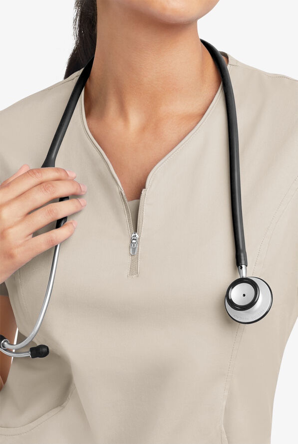 Blusa médica UA Butter-Soft STRETCH con cremallera en el cuello curvo y 4 bolsillos para mujer - Warm Sand - 5