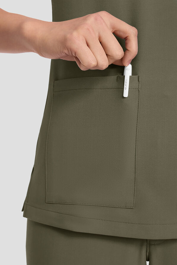 Blusa m&eacute;dica Healing Hands Quest Briana STRETCH con 3 bolsillos y cuello en Y para mujer - Olive - 3